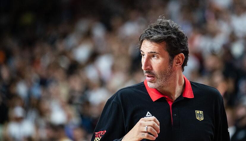 Basketball-Bundestrainer Alex Mumbru kehrt im EM-Achtelfinale zurück. Basketball-Bundestrainer Alex Mumbru kehrt im EM-Achtelfinale zurück.