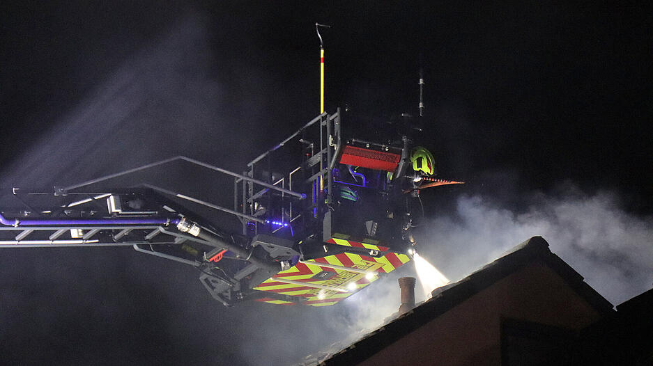 Einsatzkräfte bringen ein Feuer in einem Wohngebiet unter Kontrolle. Einsatzkräfte bringen ein Feuer in einem Wohngebiet unter Kontrolle.