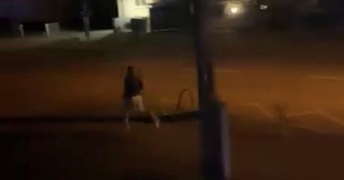 Vor einer Shisha-Bar hat es in der Nacht auf Karfreitag einen Streit gegeben. Ein Unbekannter flüchtete wohl vor der Polizei, wie in einem Video zu sehen ist. Vor einer Shisha-Bar hat es in der Nacht auf Karfreitag einen Streit gegeben. Ein Unbekannter flüchtete wohl vor der Polizei, wie in einem Video zu sehen ist.