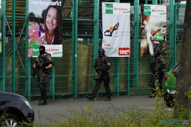 Die Beamten durchsuchten großräumig den Baumarkt.