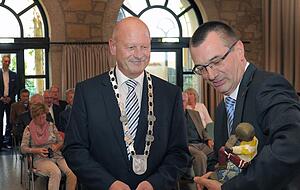 Der scheidende Bürgermeister Klaus Dieterich wurde zu seinem Abschied geehrt. Der scheidende Bürgermeister Klaus Dieterich wurde zu seinem Abschied geehrt.