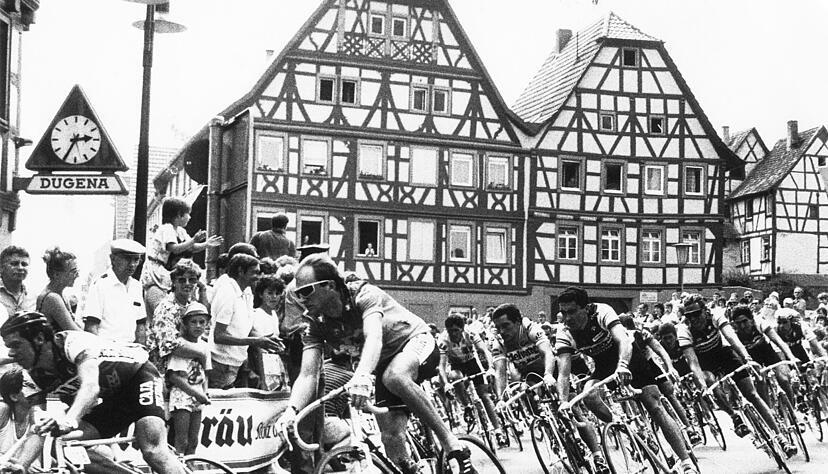 Zusammengestellt von Archiv und Dokumentation der Heilbronner Stimme -
Tour de France 1987: Es ist das Jahrhundertereignis - die Tour de France ist am 4. Juli 1987 zu Gast im Unterland: Kaum hat man sie entdeckt, da sind die Radsport-Asse vom Eppinger Marktplatz auch schon wieder verschwunden. Zusammengestellt von Archiv und Dokumentation der Heilbronner Stimme -
Tour de France 1987: Es ist das Jahrhundertereignis - die Tour de France ist am 4. Juli 1987 zu Gast im Unterland: Kaum hat man sie entdeckt, da sind die Radsport-Asse vom Eppinger Marktplatz auch schon wieder verschwunden.