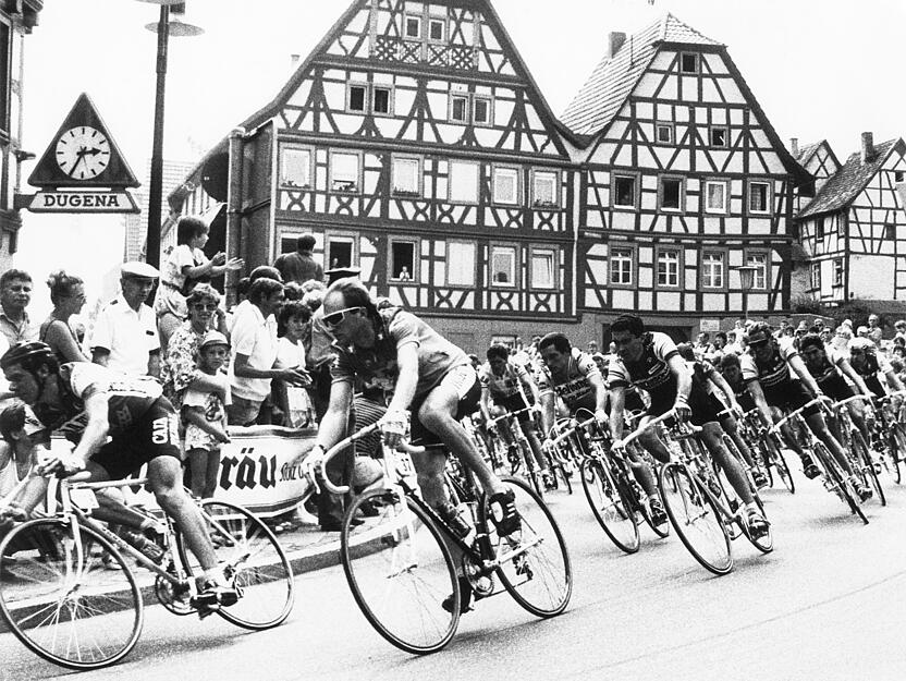 Zusammengestellt von Archiv und Dokumentation der Heilbronner Stimme -
Tour de France 1987: Es ist das Jahrhundertereignis - die Tour de France ist am 4. Juli 1987 zu Gast im Unterland: Kaum hat man sie entdeckt, da sind die Radsport-Asse vom Eppinger Marktplatz auch schon wieder verschwunden.