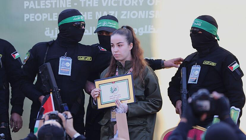 Die israelische Soldatin Agam Berger vor der Freilassung im Gazastreifen.