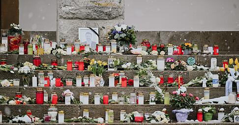 Blume und Kerzen liegen vor dem Rathaus in Gerabronn. Blume und Kerzen liegen vor dem Rathaus in Gerabronn.