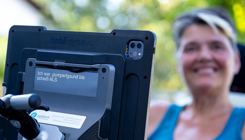 Die an ALS erkrankte Gabriele Engel bedient mit ihren Augen den Sprachcomputer an ihrem Rollstuhl.