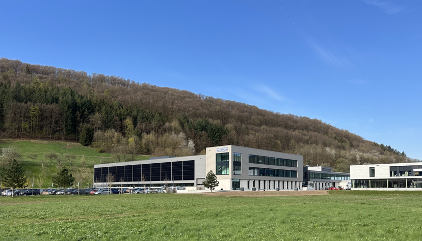 Der Erweiterungsbau am Bürkert-Campus in Criesbach beheimatet das Kompetenzzentrum Kunststofftechnik des Fluidikspezialisten.