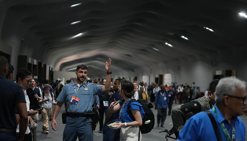 Menschen verlassen das Gelände der Weltklimakonferenz COP 30 wegen eines Feuers. Menschen verlassen das Gelände der Weltklimakonferenz COP 30 wegen eines Feuers.