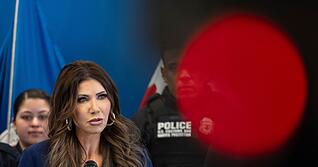 K&uuml;ndigt die Entsendung Hunderter weiterer Bundesbeamter nach Minneapolis an - US-Heimatschutzministerin Kristi Noem. (Archivbild)