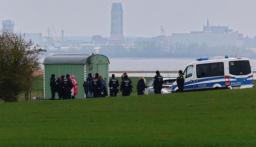 Teilnehmer einer Demonstration f&uuml;r den gestrandeten Wal an einer Bucht der Ostsee-Insel Poel werden von Polizisten zur&uuml;ckgedr&auml;ngt, nachdem sie in den Sperrbereich eingedrungen sind. Knapp zehn Menschen sind in den Sperrbereich eingedrungen, wie ein Sprecher des Schweriner Umweltministeriums mitteilte.