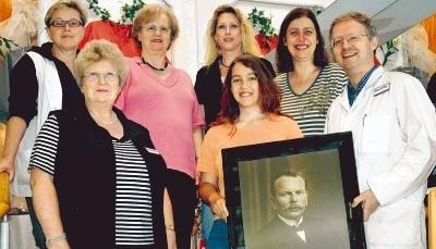 Mit Kuhdecken hat alles begonnen: Die Familie Willig &ndash; rechts Chef J&uuml;rgen mit Frau Helga &ndash; und Mitarbeitern. Sie f&uuml;hren das Gesch&auml;ft in vierter Generation.Fotos: Blass
