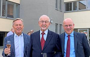 Drei Schulleiter (v.r.): Frank Eber, Werner Altmann (96) und Tassilo Höllmann. Drei Schulleiter (v.r.): Frank Eber, Werner Altmann (96) und Tassilo Höllmann.