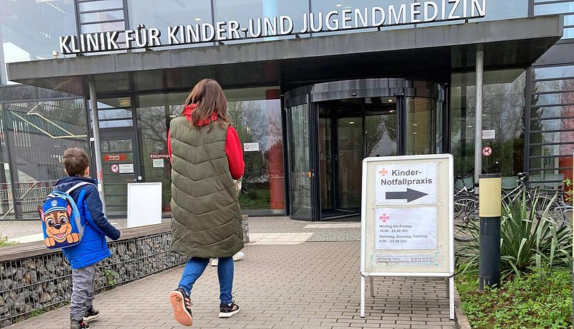 Die Kinder-Notfallpraxis befindet sich rechts neben dem Haupteingang zur Kinderklinik. Nach Beschwerden von Eltern, die mit ihren Kindern im Freien warten mussten, dürfen Notdienst-Besucher künftig drinnen in der Klinik warten.
Foto: Adrian Hoffmann