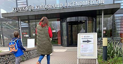Die Kinder-Notfallpraxis befindet sich rechts neben dem Haupteingang zur Kinderklinik. Nach Beschwerden von Eltern, die mit ihren Kindern im Freien warten mussten, dürfen Notdienst-Besucher künftig drinnen in der Klinik warten.
Foto: Adrian Hoffmann