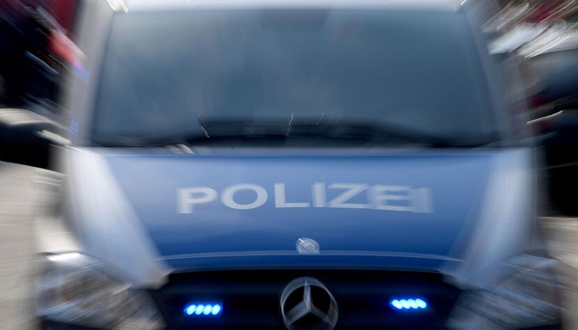Ein Polizeiwagen mit eingeschaltetem Blaulicht. Ein Polizeiwagen mit eingeschaltetem Blaulicht.