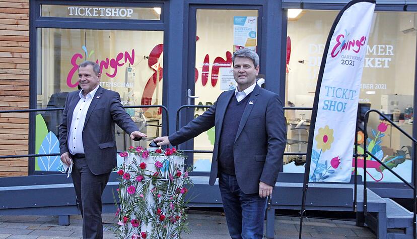 OB Klaus Holaschke (links) und Betriebsleiter Peter Thalmann hoffen, dass sich noch viele Eppinger eine Dauerkarte zu Weihnachten schenken.
Foto: Schwarzbürger OB Klaus Holaschke (links) und Betriebsleiter Peter Thalmann hoffen, dass sich noch viele Eppinger eine Dauerkarte zu Weihnachten schenken.
Foto: Schwarzbürger