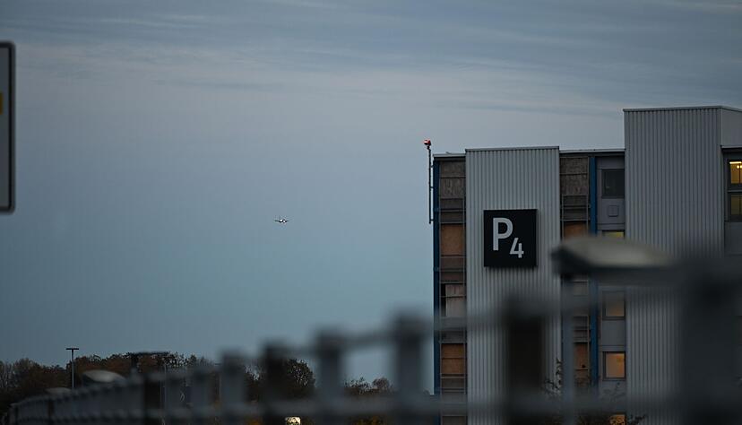 Ankunft am Flughafen Hannover. Ankunft am Flughafen Hannover.