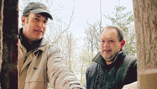 Ehrensache: Andreas Wild (links) und Hans Lederer von der Gemminger Blaskapelle packen mit an, damit die Sanierung der Toilette nicht zu teuer wird.
          Foto: Hettich