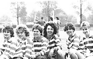 Auf dem Höhepunkt des Niedernhaller Faustballs wurden die Damen 1987 in Mannheim deutscher Vizemeister.
Fotos: privat Auf dem Höhepunkt des Niedernhaller Faustballs wurden die Damen 1987 in Mannheim deutscher Vizemeister.
Fotos: privat