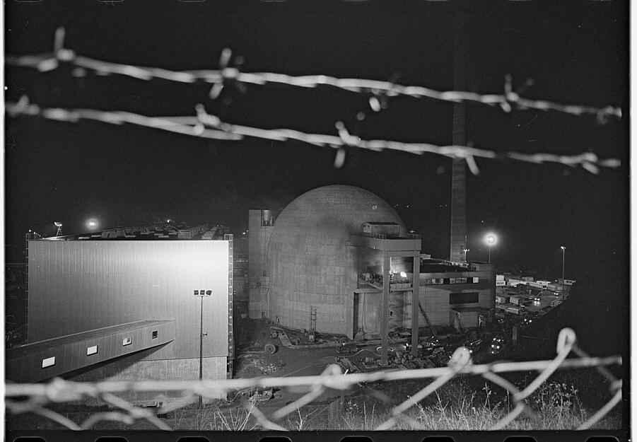 Aufregung am 20. Januar 1975: Während der Bauarbeiten kommt es zu einem rund zweistündigen Brand im Reaktorgebäude. Sechs Menschen werden verletzt, es folgt eine großangelegte Rettungsaktion. Ganz unfallfrei geht der Bau des Kraftwerkes ohnehin nicht vonstatten: Im Sommer 1972 erleidet ein Bauingenieur schwere Verletzungen, im Mai 1974 kommt es beim Anbringen einer Isolierschicht auf eine Kühlwasserleitung ebenfalls zu einem Brand auf der Baustelle. Hermann Eisenmenger/HSt/Stadtarchiv