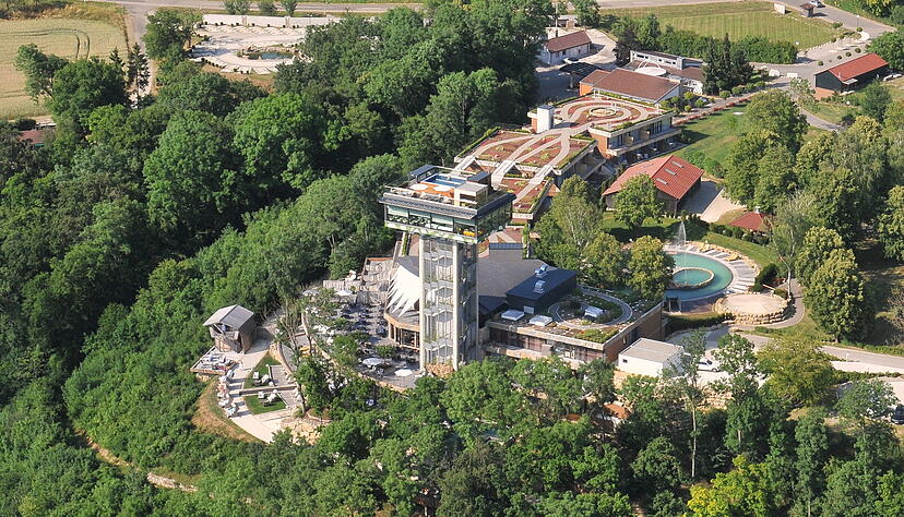 Einen Blick auf das Jagsttal und Schloss Langenburg: Das gibt es im Panorama-Restaurant des Mawell-Resorts in Langeburg. Einen Blick auf das Jagsttal und Schloss Langenburg: Das gibt es im Panorama-Restaurant des Mawell-Resorts in Langeburg.