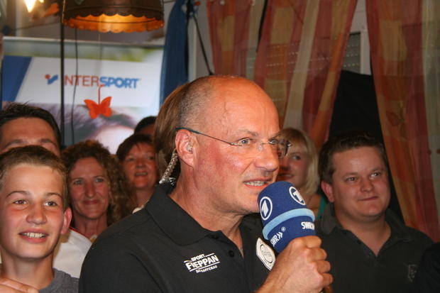 Trainer Peter Hogen beim ARD-Interview. Die Freude über das Los der Lose überträgt ein Kamerateam des SWR live an ein Millionen-Publikum vor den Fernseher. Trainer Peter Hogen beim ARD-Interview. Die Freude über das Los der Lose überträgt ein Kamerateam des SWR live an ein Millionen-Publikum vor den Fernseher.