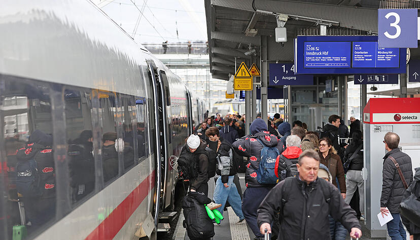 Gut 50 Personen steigen in Heilbronn in den Comeback-ICE ein.