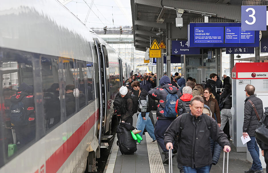 Gut 50 Personen steigen in Heilbronn in den Comeback-ICE ein.