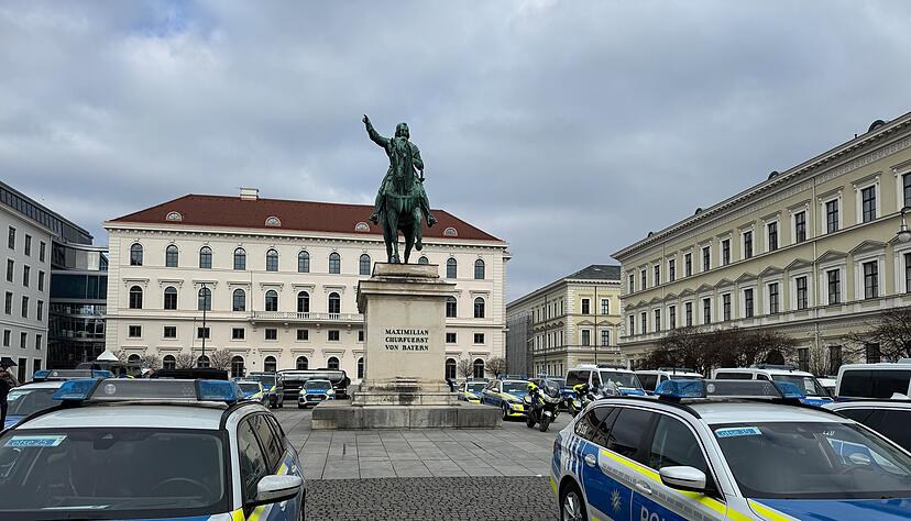 Am Wittelsbacher Platz, einen Straßenzug vom Bayerischen Hof entfernt, sammeln sich die Einsatzfahrzeuge der Polizei. Am Wittelsbacher Platz, einen Straßenzug vom Bayerischen Hof entfernt, sammeln sich die Einsatzfahrzeuge der Polizei.