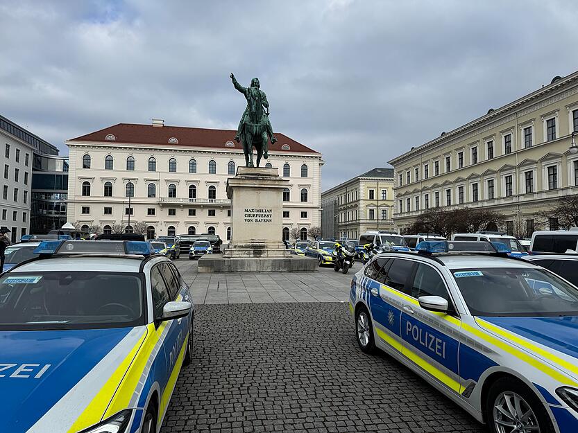 Am Wittelsbacher Platz, einen Straßenzug vom Bayerischen Hof entfernt, sammeln sich die Einsatzfahrzeuge der Polizei. Am Wittelsbacher Platz, einen Straßenzug vom Bayerischen Hof entfernt, sammeln sich die Einsatzfahrzeuge der Polizei.
