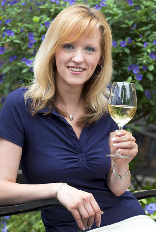 Kerstin Fliege, Saale-UnstrutKerstin Fliege (25) lebt in Freyburg an der Unstrut, wenn sie sich nicht zum Weinmarketing-Studium in Heilbronn aufh&auml;lt. Kerstins Vater arbeitet seit mehr als 25 Jahren bei der Winzervereinigung Freyburg und weckte in seiner Tochter das Interesse an der Traube und sp&auml;ter am Wein.