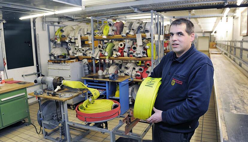 In der zentralen Werkstatt: Leiter Timo Schoch repariert hier Feuerwehrschl&auml;uche, die kleinere Risse haben. An die 400 St&uuml;ck sind es pro Jahr.