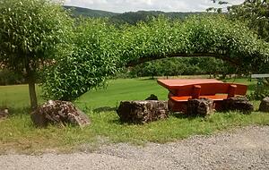 Der Weidebogen bietet eine tolle Aussicht ins Ettetal. Die Hohenloher Zeitung hat dies als schönstes Plätzchen im Hohenlohekreis gekürt. Foto: Franz Jakob Der Weidebogen bietet eine tolle Aussicht ins Ettetal. Die Hohenloher Zeitung hat dies als schönstes Plätzchen im Hohenlohekreis gekürt. Foto: Franz Jakob