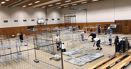 Die Eberhard-Gienger-Halle in Künzelsau wurde zur Notunterkunft für Flüchtlinge umgebaut und bietet 180 Menschen Platz. Foto privat