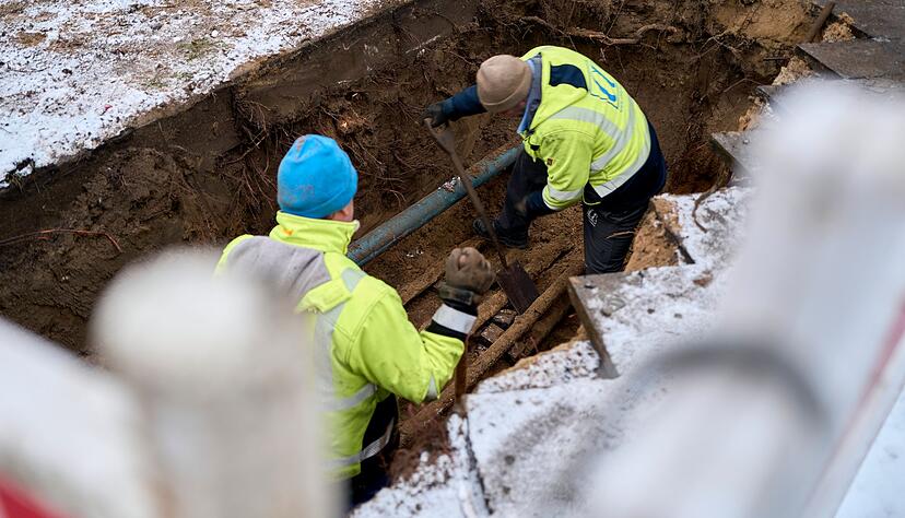 Mit Ersatzleitungen konnten einige Haushalte wieder ans Stromnetz angeschlossen werden, rund 35.000 m&uuml;ssen aber wohl bis Donnerstag Geduld haben.