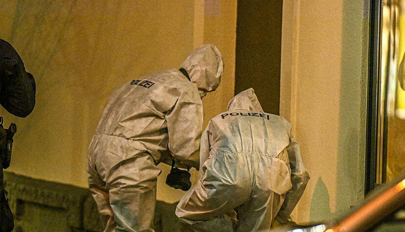 Kriminaltechniker sichern Spuren im Stuttgart-M&ouml;hrigen.