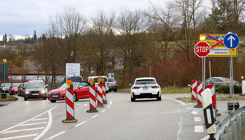 Seit Jahresbeginn ist die Verkehrsführung an der B39-Abfahrt Weinsberg wegen der Umleitungsstrecke für den Schemelsbergtunnel  geändert. Das hat für Unfälle gesorgt. Aber schon in den Vorjahren war diese Einmündung ein Unfallschwerpunkt. Seit Jahresbeginn ist die Verkehrsführung an der B39-Abfahrt Weinsberg wegen der Umleitungsstrecke für den Schemelsbergtunnel  geändert. Das hat für Unfälle gesorgt. Aber schon in den Vorjahren war diese Einmündung ein Unfallschwerpunkt.
