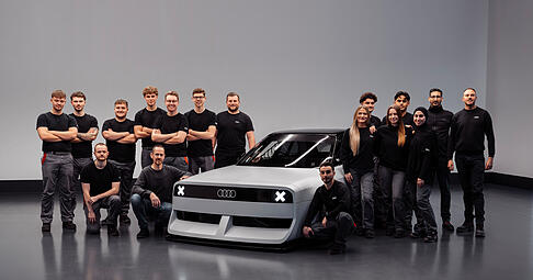 Die Audi-Azubis mit ihren Trainern und Projektleiter Timo Engler am GT 50 Concept, einem von der Motorsport-Historie inspirierten Einzelst&uuml;ck.