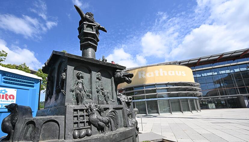 In der Nacht des Hochwassers schwappte das Wasser bis auf wenige Meter an die T&uuml;ren des Rathauses heran.(Produktion)