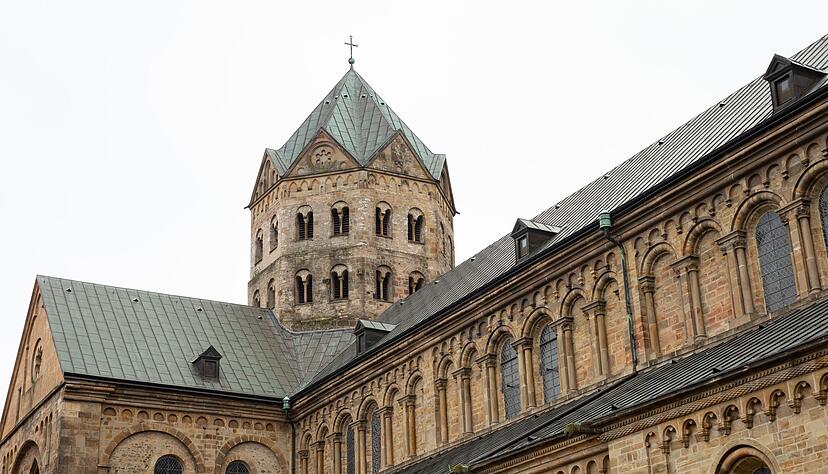 Ausgangspunkt des Westfälischen Jakobswegs: der Dom St. Peter in Osnabrück. Ausgangspunkt des Westfälischen Jakobswegs: der Dom St. Peter in Osnabrück.
