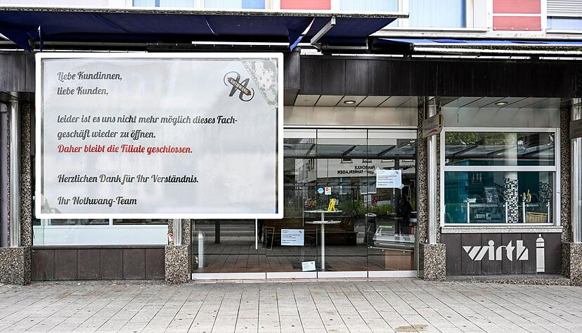 Ein Plakat im Schaufenster informiert Kunden über die Schließung der Nothwang-Filiale in der Allee. Ein Plakat im Schaufenster informiert Kunden über die Schließung der Nothwang-Filiale in der Allee.
