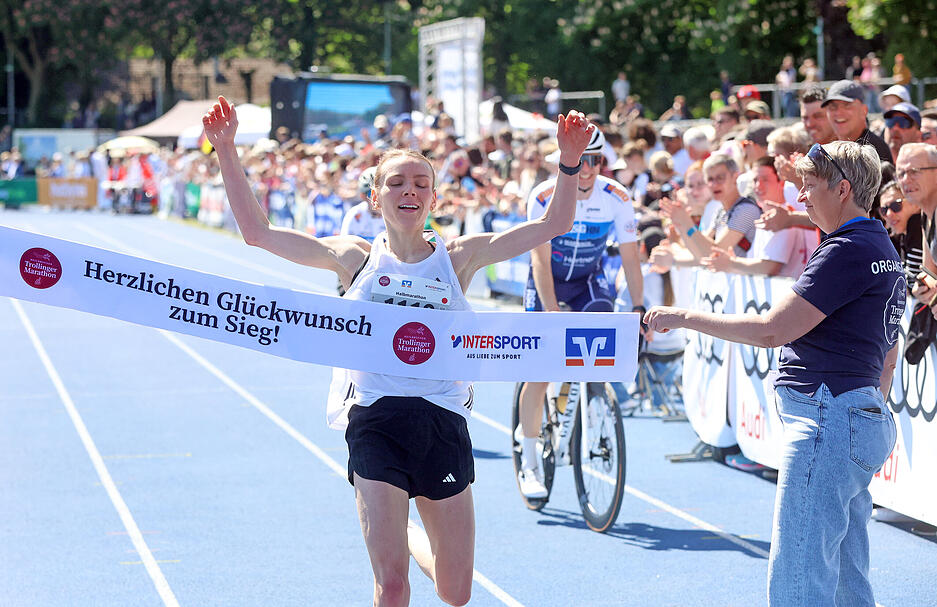Die Siegerin des Trollinger-Halbmarathons 2025 bei den Frauen, Eva Lang. Die Siegerin des Trollinger-Halbmarathons 2025 bei den Frauen, Eva Lang.