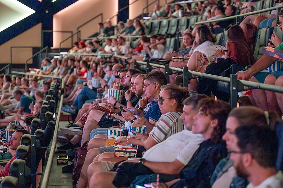 Zur Vorstellung des neuen Bully Films "Kanu des Manitu" str&ouml;men Besucher in den Traumpalast in Leonberg.