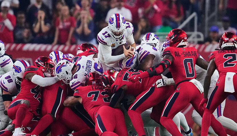 Josh Allen (oben) hatte es immer wieder mit zahlreichen Verteidigern zu tun.