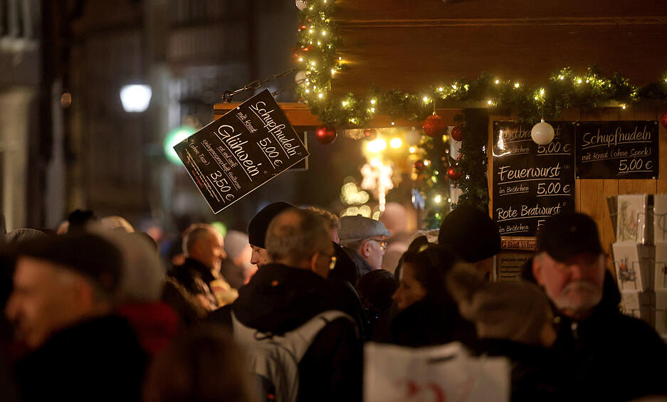 Denn der Weihnachtsmarkt erfreut sich auch in diesem Jahr großer Beliebtheit. Denn der Weihnachtsmarkt erfreut sich auch in diesem Jahr großer Beliebtheit.