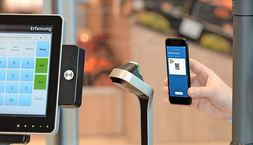 Wer bei Lidl das Handy z&uuml;ckt, bekommt k&uuml;nftig Rabatte und einen digitalen Kassenzettel in die App kopiert.
Foto: Lidl