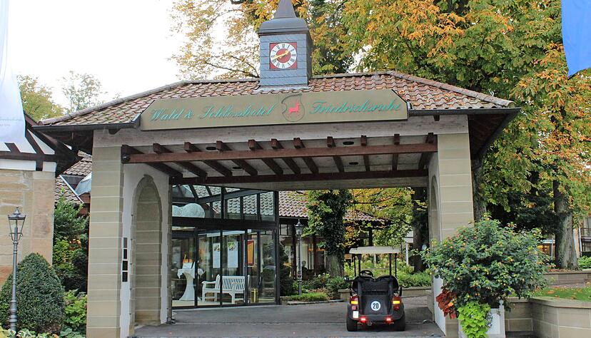 Einst Domizil für Könige, heute für Urlauber, die Natur und gute Küche lieben: Die alterwürdigen Anlagen zur erhalten, zählt zur Philosophie des Hauses.
Fotos: Stefanie Jani Einst Domizil für Könige, heute für Urlauber, die Natur und gute Küche lieben: Die alterwürdigen Anlagen zur erhalten, zählt zur Philosophie des Hauses.
Fotos: Stefanie Jani