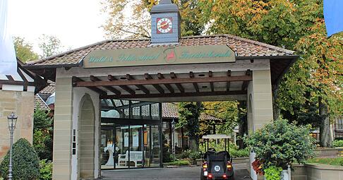 Einst Domizil f&uuml;r K&ouml;nige, heute f&uuml;r Urlauber, die Natur und gute K&uuml;che lieben: Die alterw&uuml;rdigen Anlagen zur erhalten, z&auml;hlt zur Philosophie des Hauses.
Fotos: Stefanie Jani