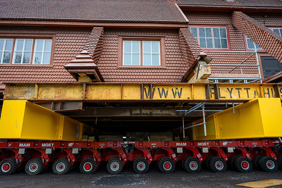 Balken auf einer Radkonstruktion st&uuml;tzen die Kiruna-Kirche.