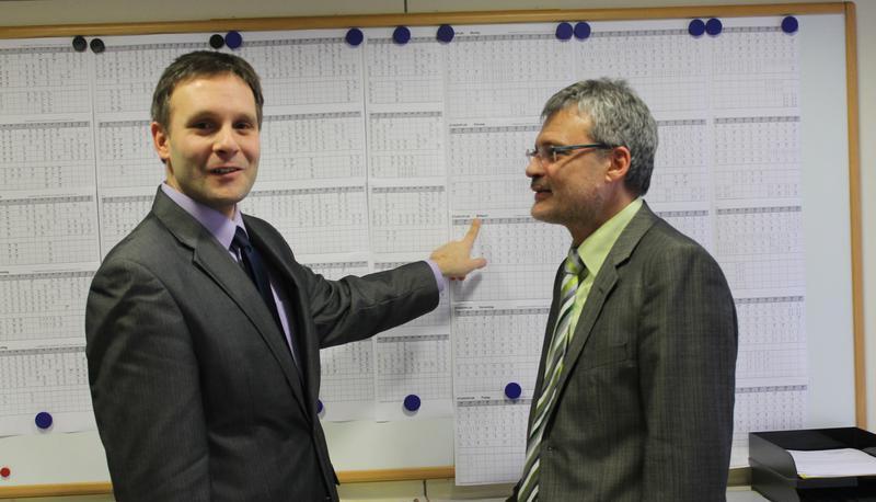 Kniffliger als Mathe: Gemeinsam br&uuml;ten der neue Direktor der Helmbundschule, Bernd Keller (rechts) und der neue Konrektor der Werkrealschule, Erik Rau, &uuml;ber den Stundenpl&auml;nen.  
Foto: Vanessa M&uuml;ller